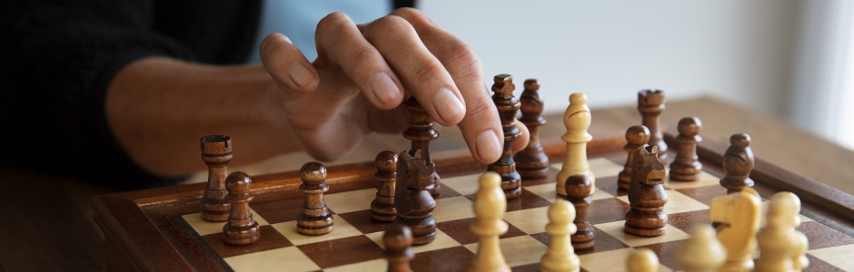Mão jogando xadrez no tabuleiro